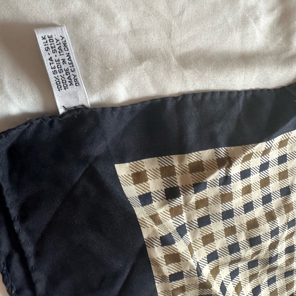 Aquascutum scarf - Picture 10 of 10